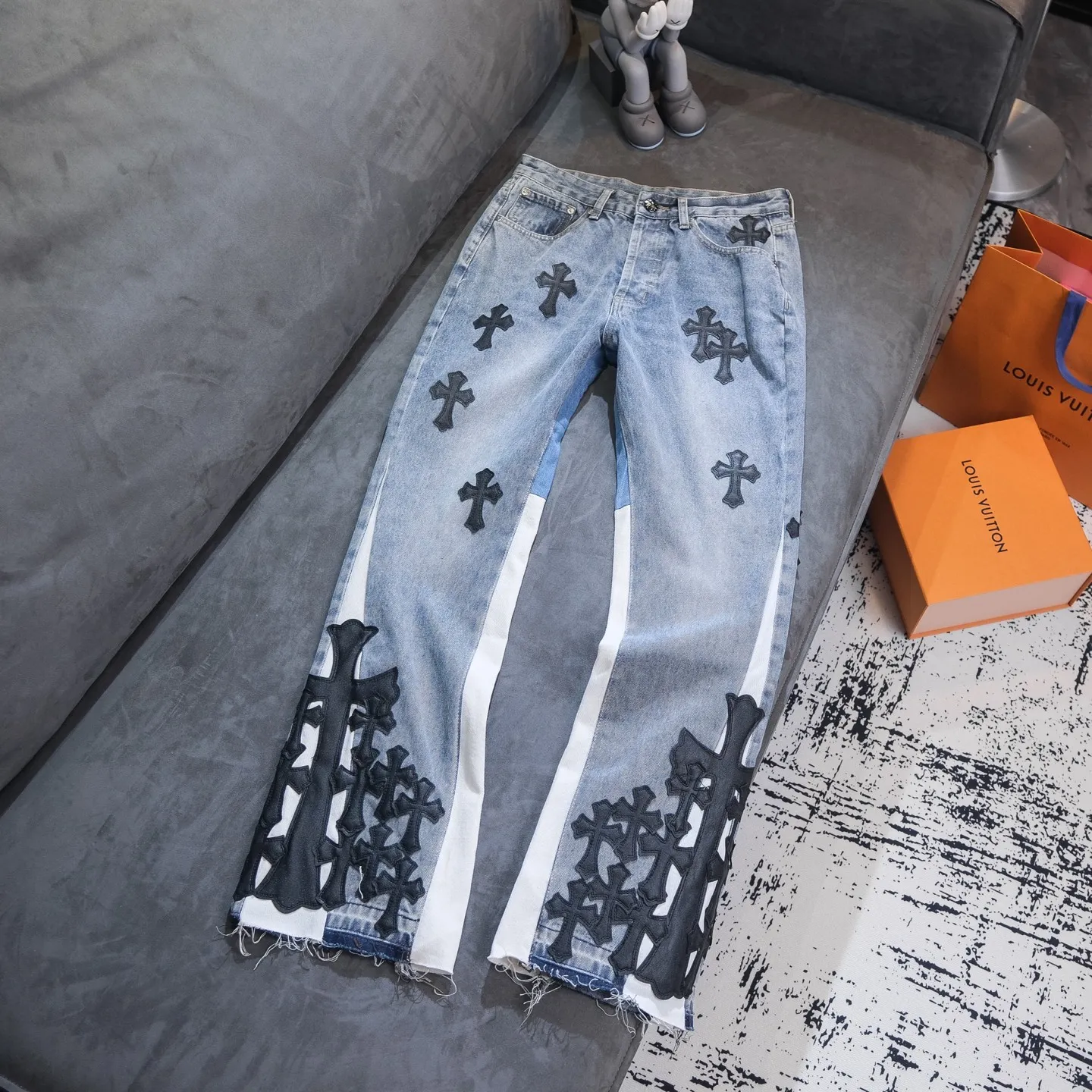 P290 Chrome Hearts Gallery co-branded limited-edition cross-flared flared jeans are a hot item this season and are sought after by countless celebrities and fashionistas. The neat details of the cutting process add color to the playful fashion! The neat and meticulous design, and the well-fitting structure is unique. The upper body not only has outstanding recognition, but also looks younger and younger. A style with the ultimate wearing meaning and performance, gorgeous color matching, and the craftsmanship of this style is also extremely extraordinary. After the finished product is washed, it is disassembled and hand-made with sheepskin cross leather and then spliced ​​together to complete. The whole piece has too many craftsmanship to describe. It is decorated with patchwork cross flowers and high-waisted washed jeans! ! Absolutely high-end luxury product, a god-level single product, a super popular product, made with top heavy industry, a magic weapon that cannot be missed to hit the streets. Size: 28 30 32 34 36 Color: blue